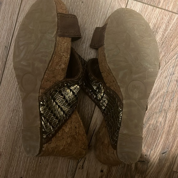 Barely worn adorable wedges, size 6 - Picture 3 of 3